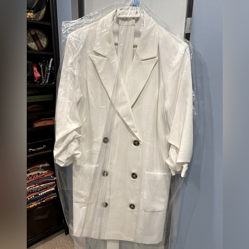 Adelyn Rae blazer dress. Gathered sleeves, attachable belt. White, Size M.